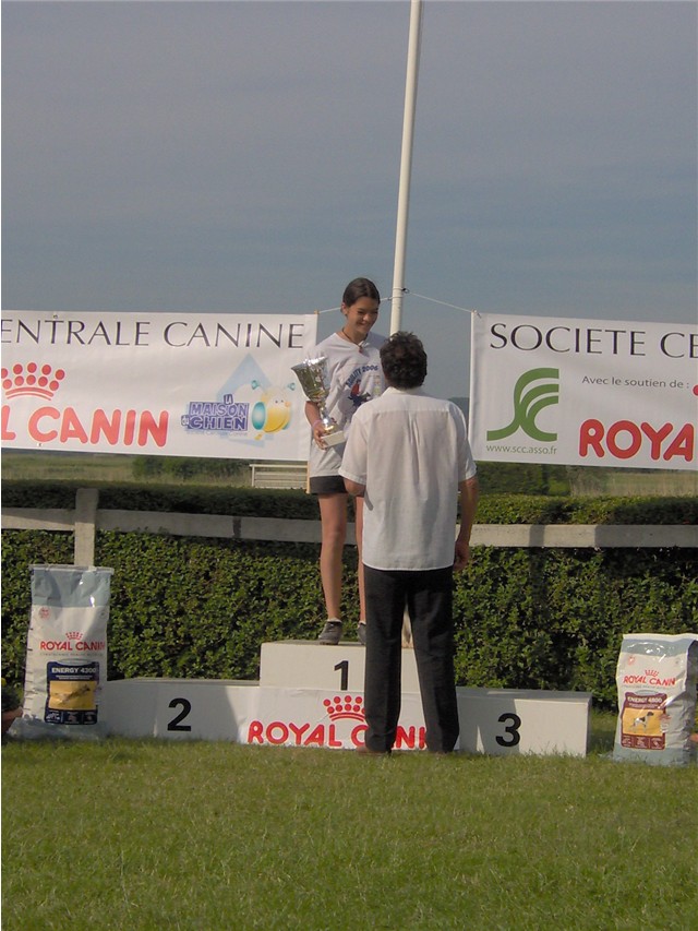 La voil sur le podium. Remise de la coupe ! ...